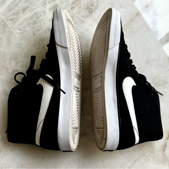 Ladies NIKE ankle high top suede sneakers Size 8 - Picture 4 of 11